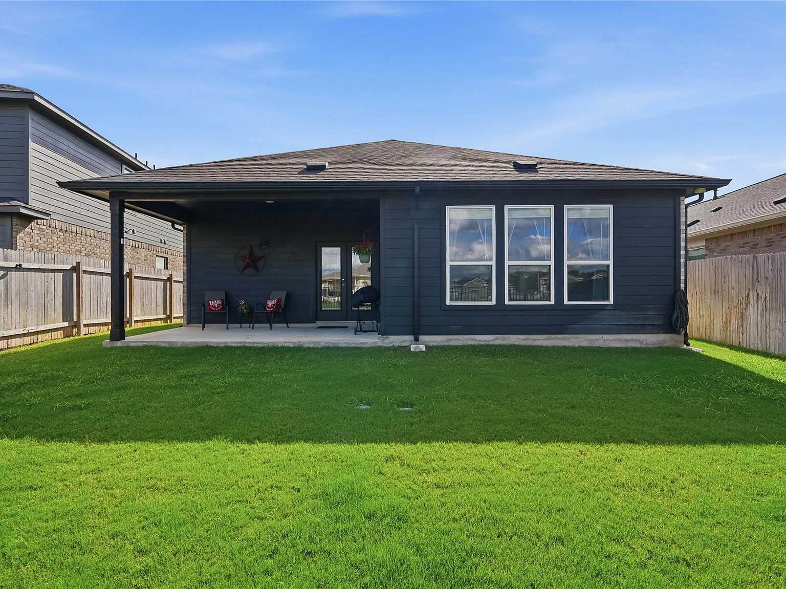 3 bed, 2.0 bath, 1850 sqft, $2,400 — Photo 2