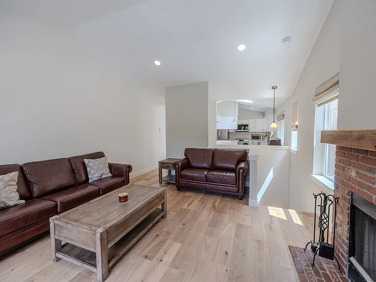9224 Woodlawn Ave N — Photo 2
