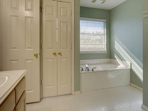 2nd image of 909 Friar Dr