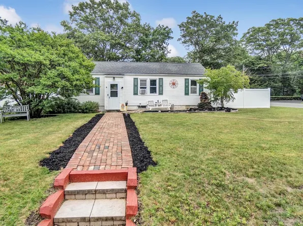 27 Lidge Drive, Farmingville, NY 11738