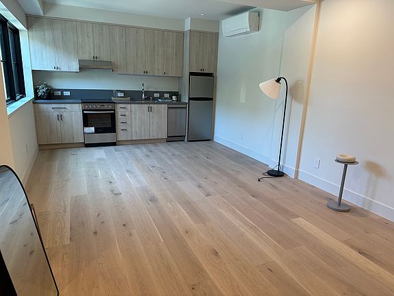 4th image of 986 S Van Ness Ave #101