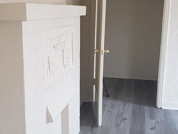 Living - Fireplace Walkin Closet