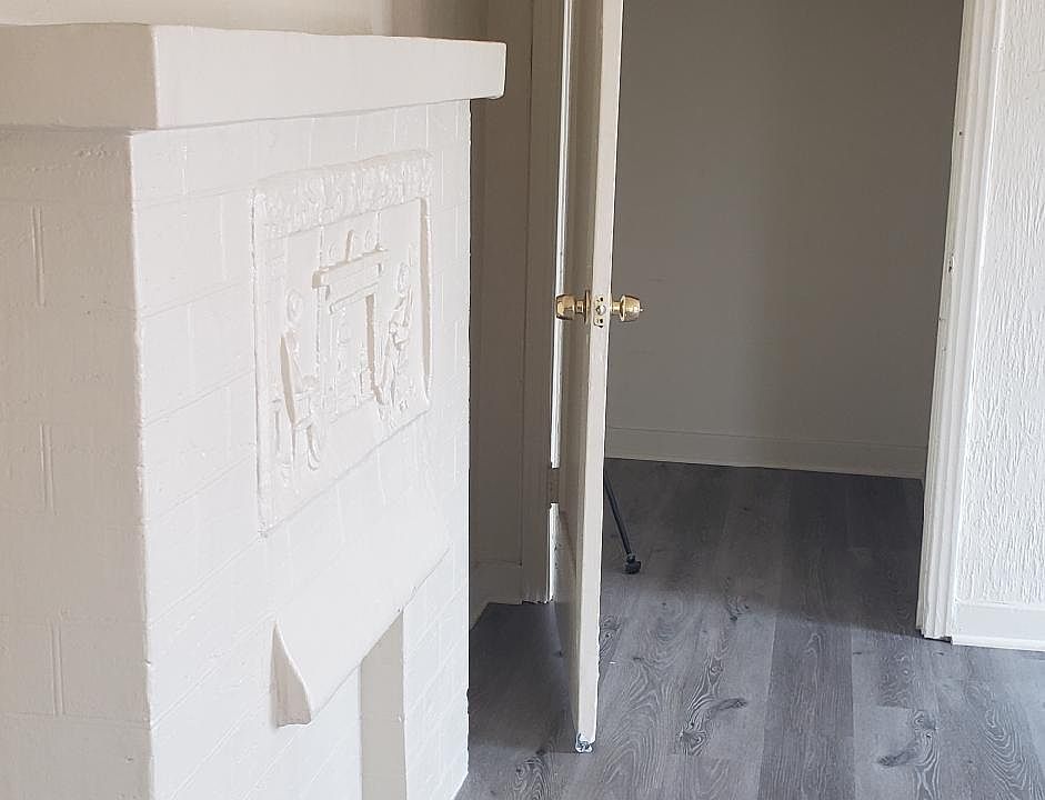 Living - Fireplace Walkin Closet