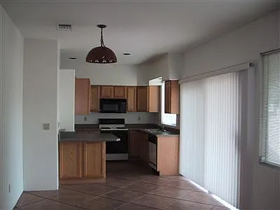 Building Photo - 1112 E Blacklidge Dr