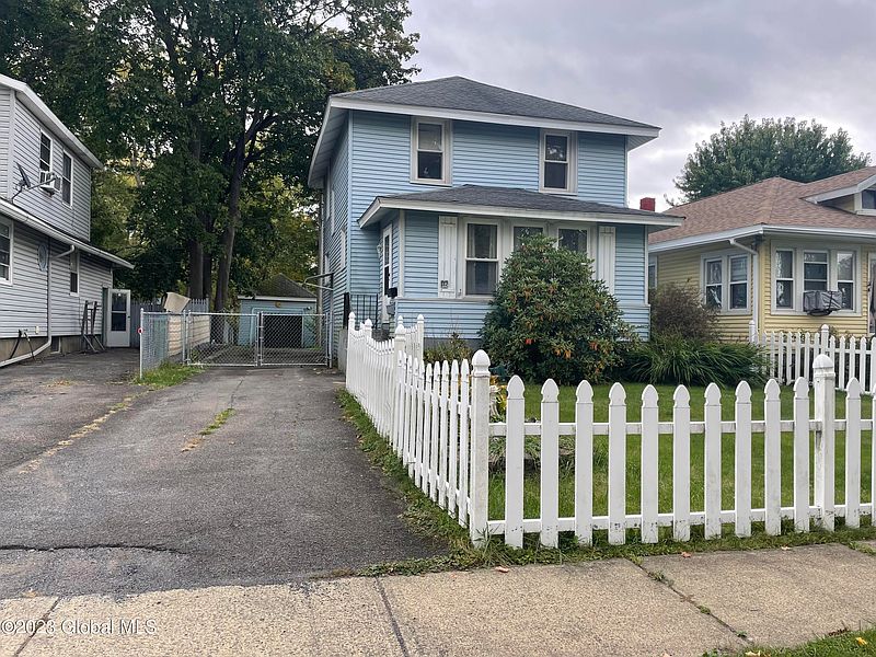2nd image of 15 Lighthall Avenue