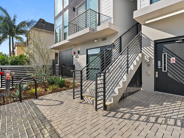 453 N Stanley Ave — Photo 2