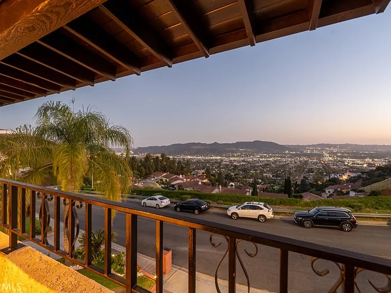 1350 E Tujunga Ave — Photo 53