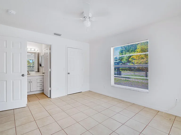 Master bedroom w/full bathroom & walk-in closet