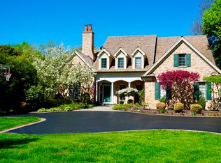 725 E Illinois Rd, Lake Forest, IL 60045