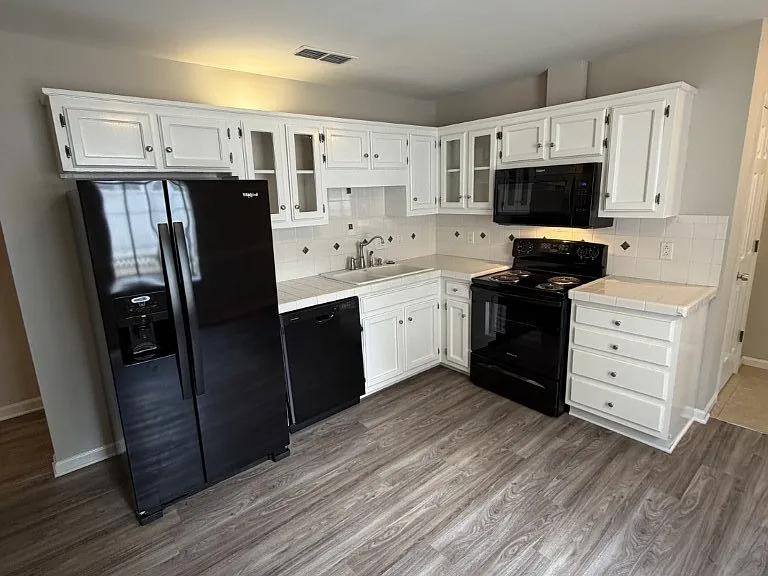 302 Hillside Ct — Photo 11