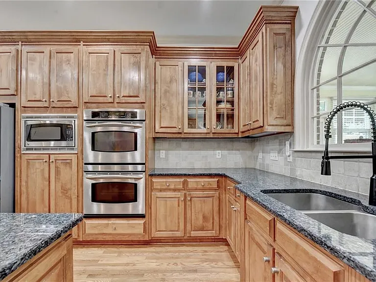 8910 Pinehurst Cv — Photo 37