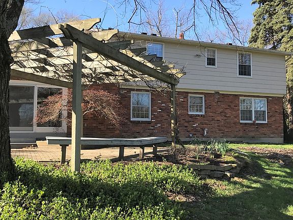 5th image of 458 Hilltop Ln