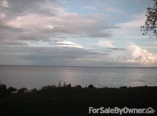 5046 Island View Dr, Oshkosh, WI 54901
