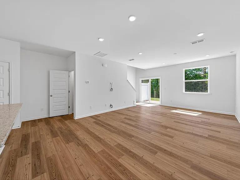 200 Parker Ln — Photo 8