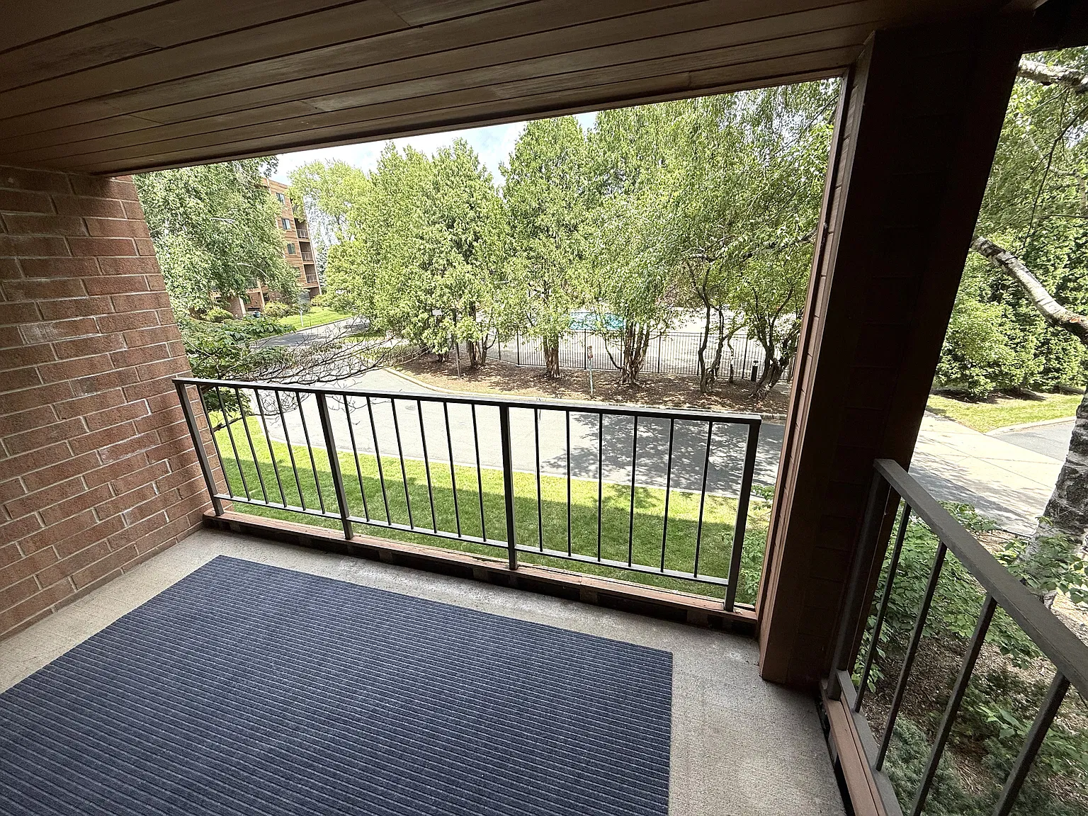 Newly Renovated 1 Bed + Office/Den, 2 Bath in St. Louis Park — Photo 3