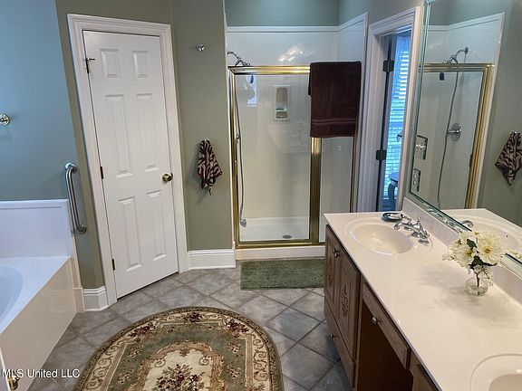 5th image of 401 Chablis Ln