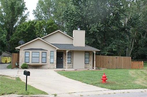 1st image of 901 NW Downing Ct