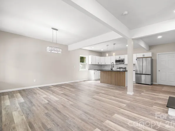 242 8th Avenue Dr SW, Hickory, NC 28602