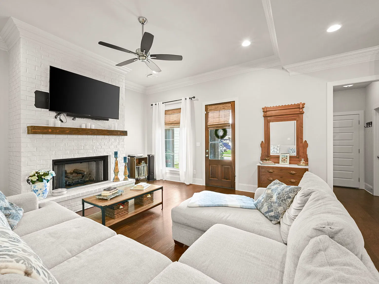 3 bed, 1953 sqft, $2,500 — Photo 4