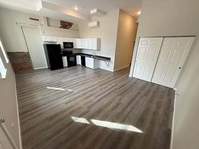 910 Broad St — Photo 23