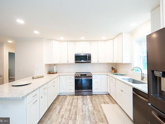 3rd image of 115 Trinity Ct