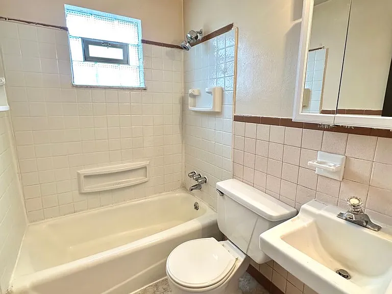 402 Brierly Ln — Photo 6