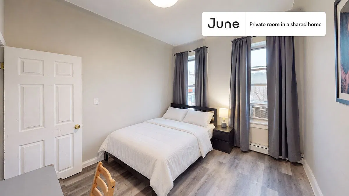 Queen bedroom in 3 bed/1 bath home in Ridgewood #772 B — Photo 1
