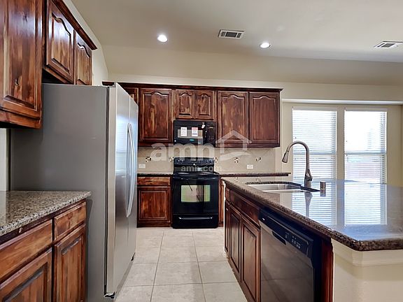 4th image of 932 Lake Hollow Dr