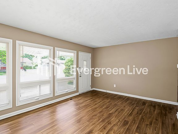 4th image of 9668 Manhattan Dr