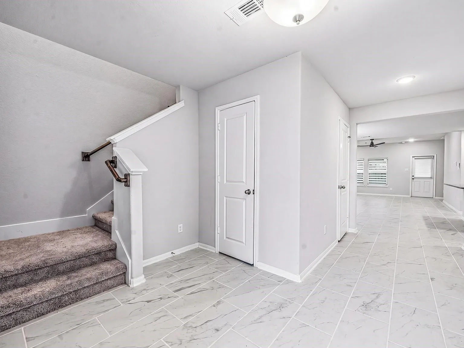 4 bed, 3.5 bath, 2411 sqft, $2,900 — Photo 2