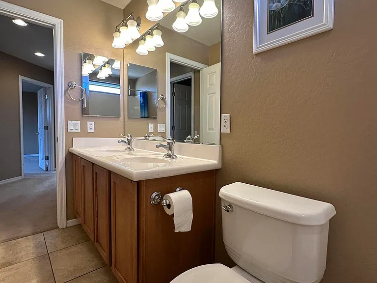 2138 W Marconi Ave — Photo 28