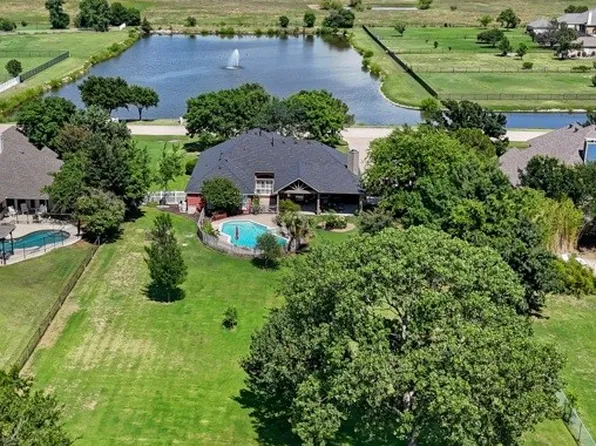 327 Lakeside Dr, Shady Shores, TX 76208