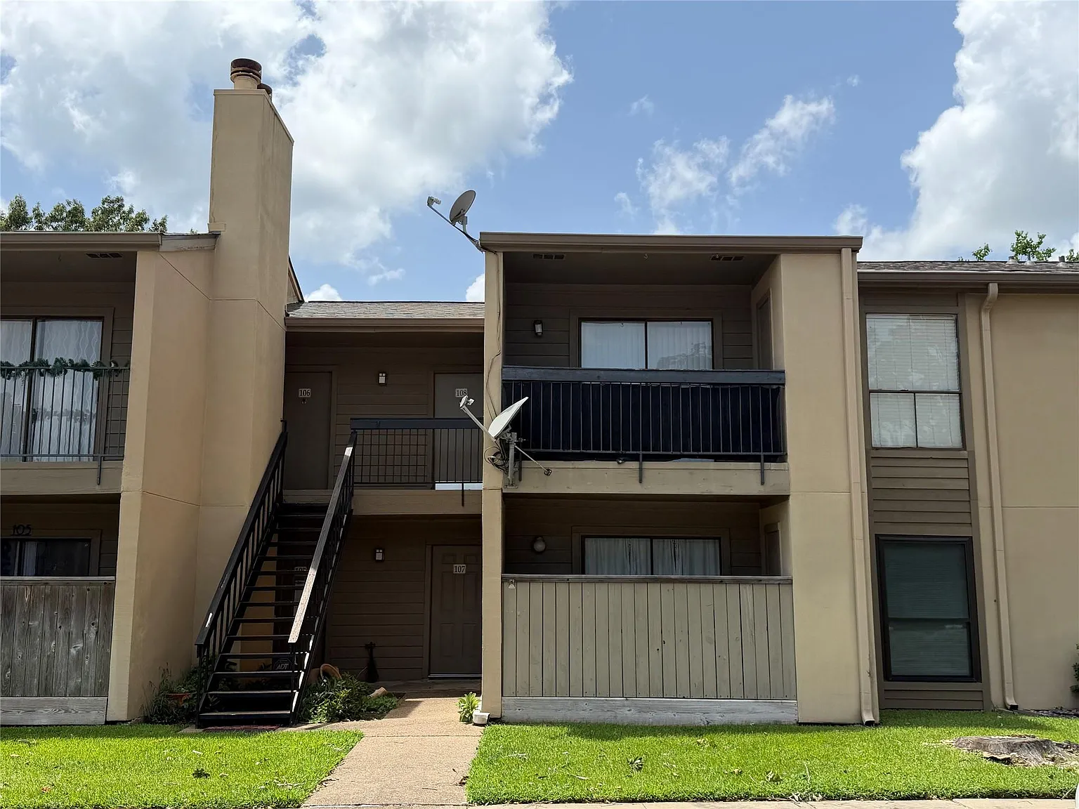 2 bed, 1.5 bath, 869 sqft, $1,295 — Photo 1