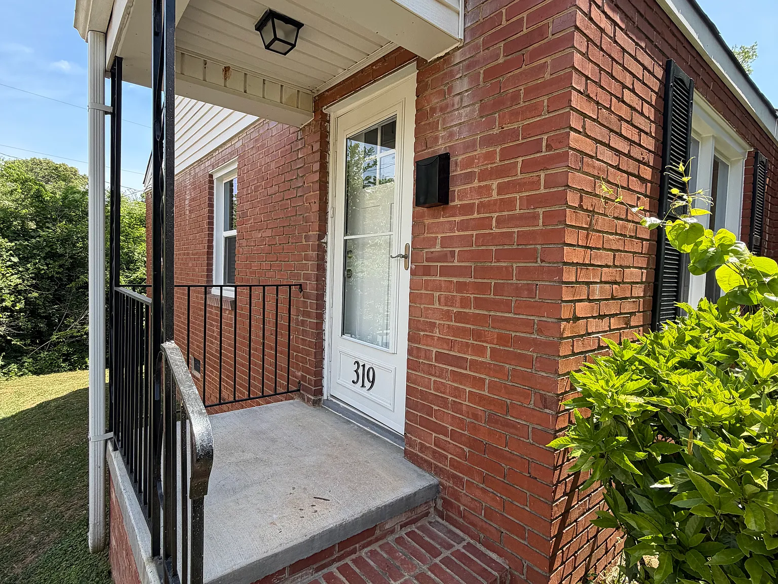 2 bed, 784 sqft, $1,776 — Photo 1