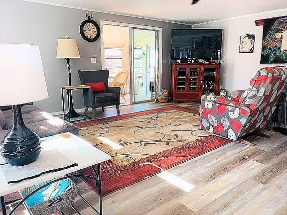 4th image of 28944-51 Hubbard St