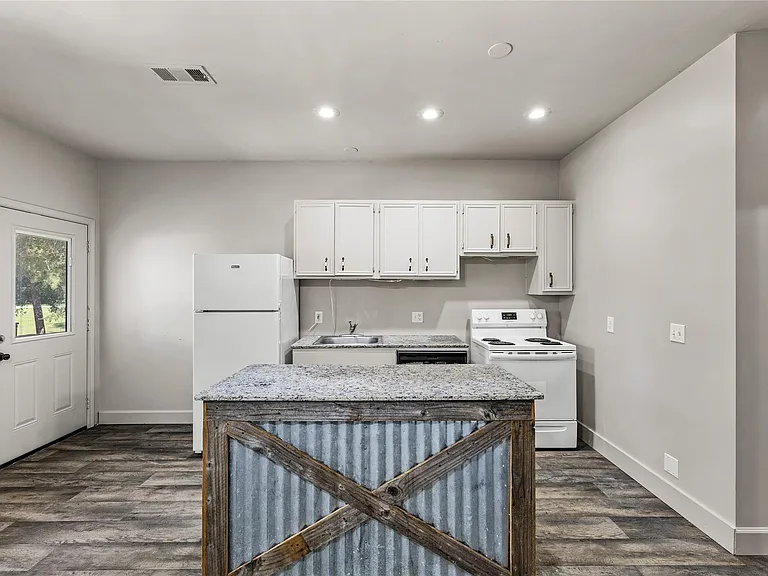 10423 Deer Lake Lodge Rd #B — Photo 6