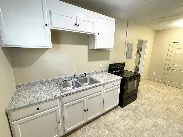 2919 N Denny St — Photo 4