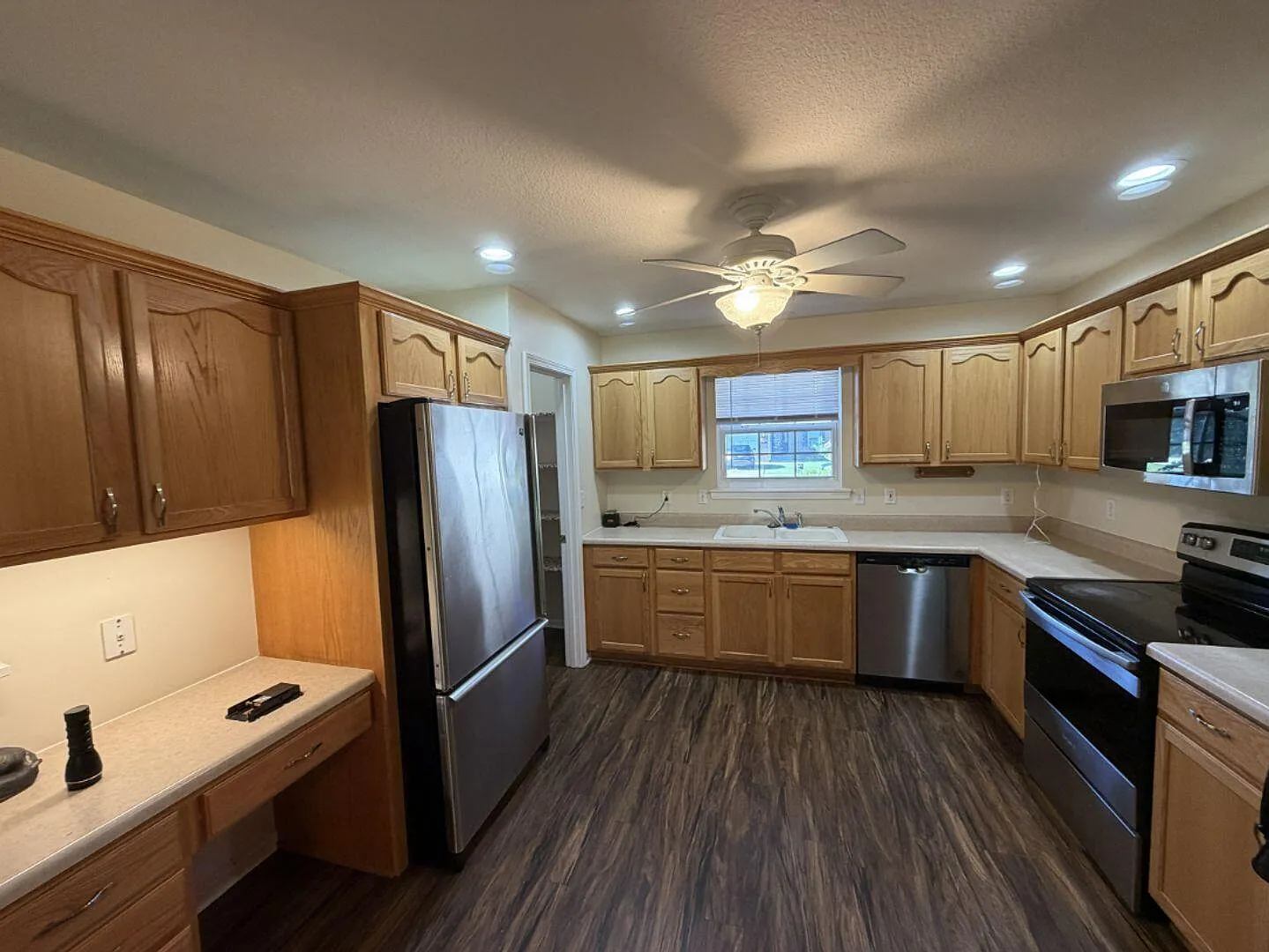 3 bed, 2.0 bath, 1589 sqft, $1,950 — Photo 3