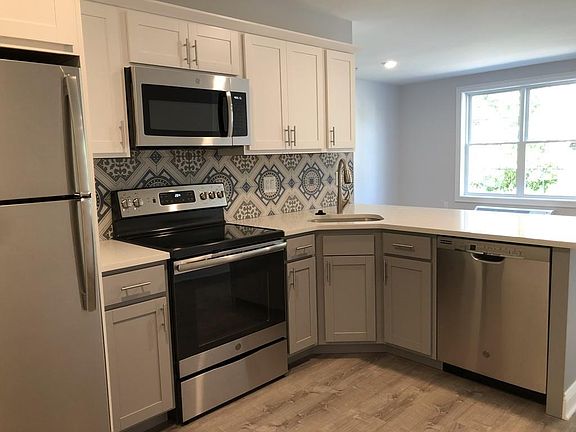 3rd image of 101 California Ave #101