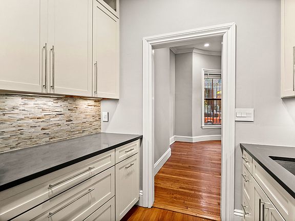 5th image of 219 W Springfield St APT 2