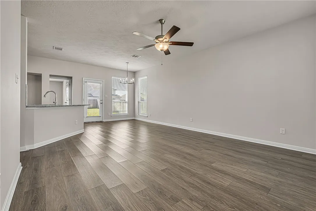 3 bed, 1270 sqft, $1,950 — Photo 2