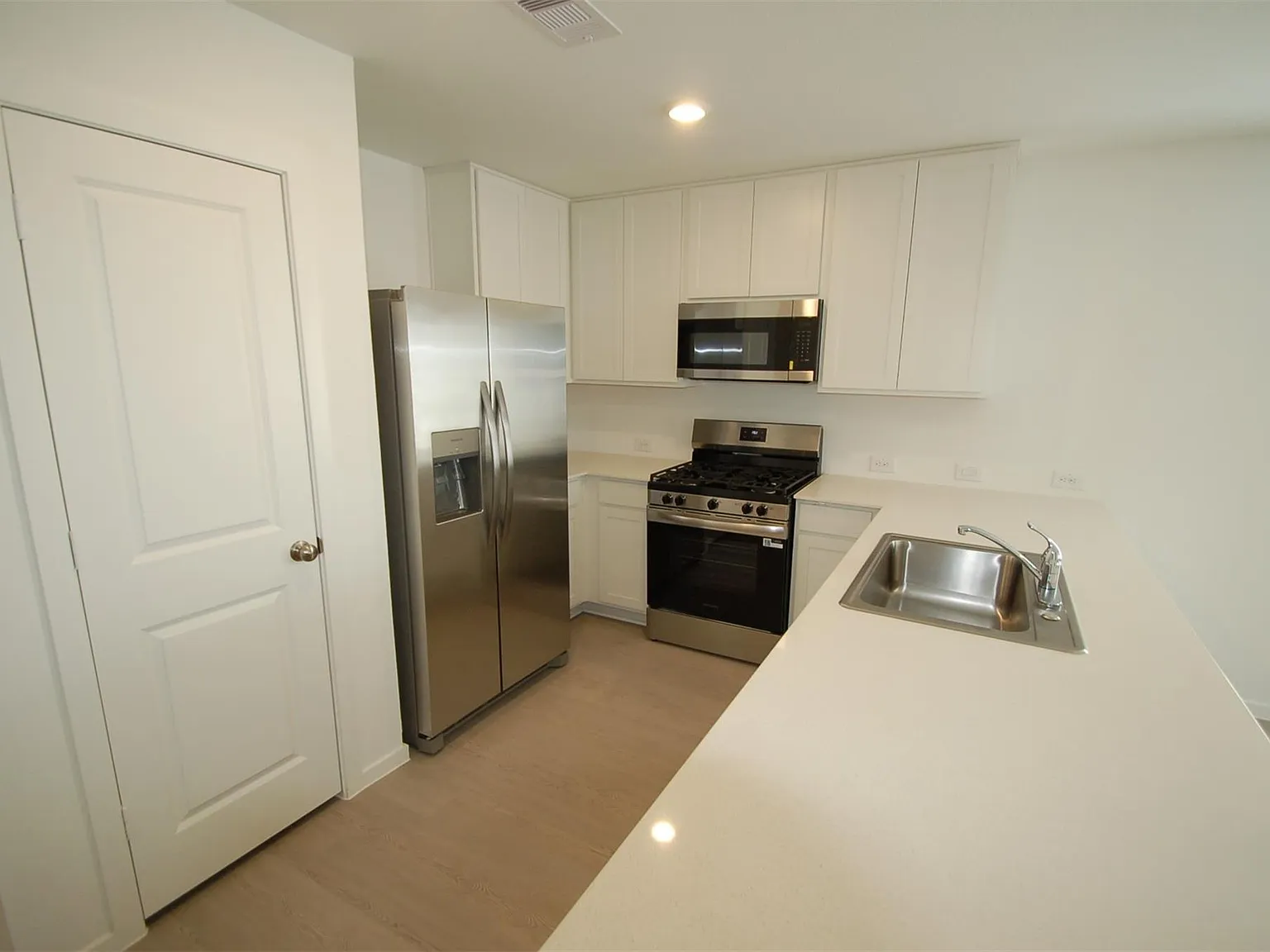 4 bed, 2.5 bath, 1950 sqft, $1,950 — Photo 3