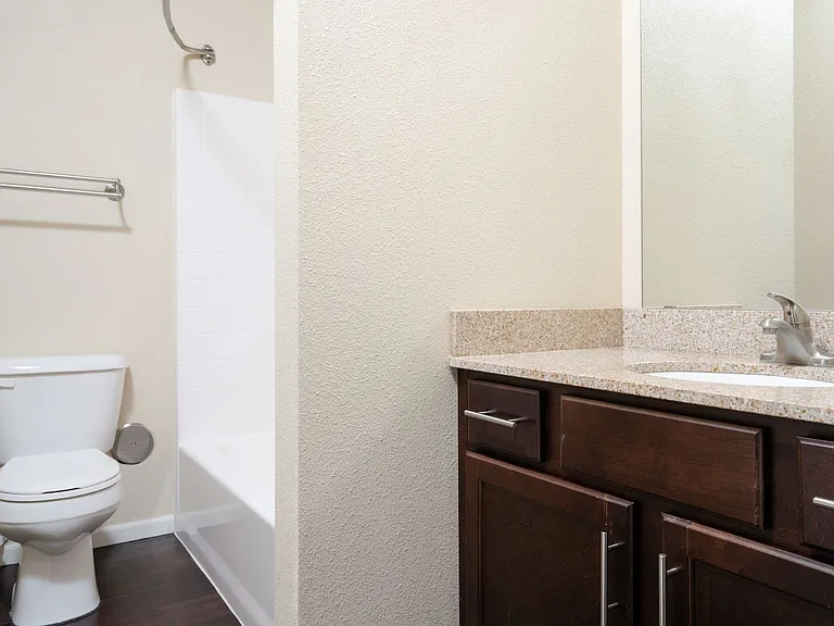 Highland Shores Apartments — Photo 36