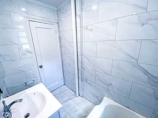 Rented by Gravity Real Estate Advisors | media 33