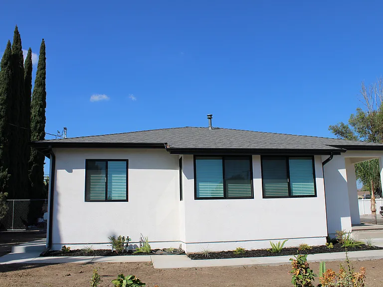 271 Grace Ave — Photo 2
