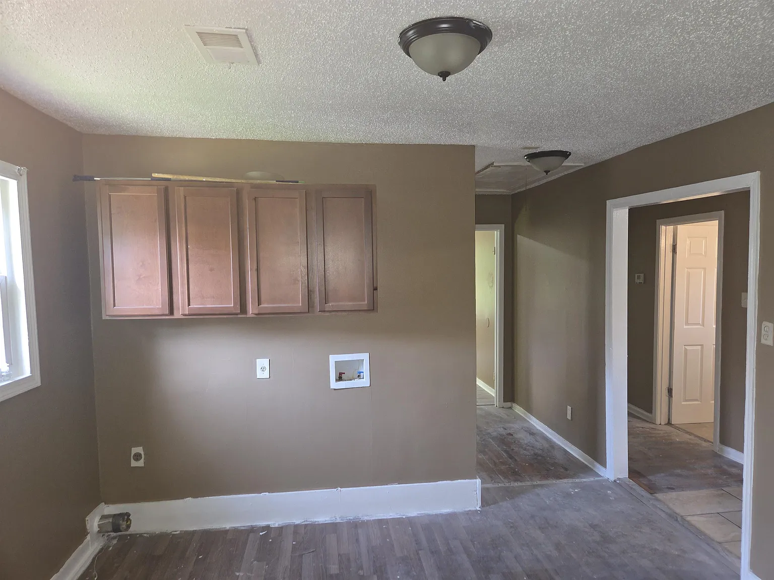 3 bed, 2.0 bath, 1050 sqft, $1,100 — Photo 2