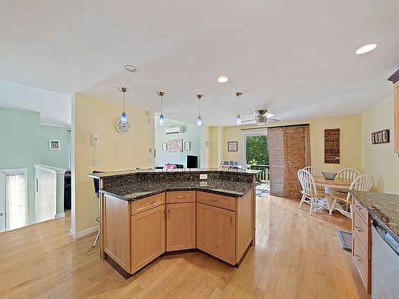 4th image of 735 Pleasant St