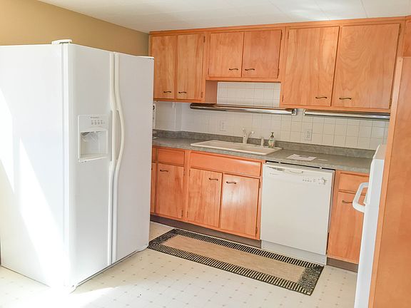 5th image of 852 N Lake Dr