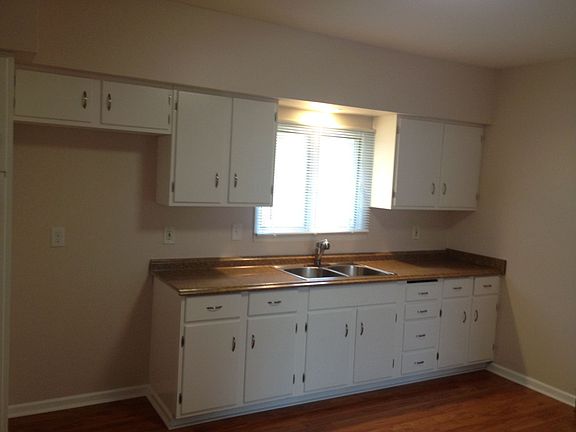 5th image of 384 Willett St