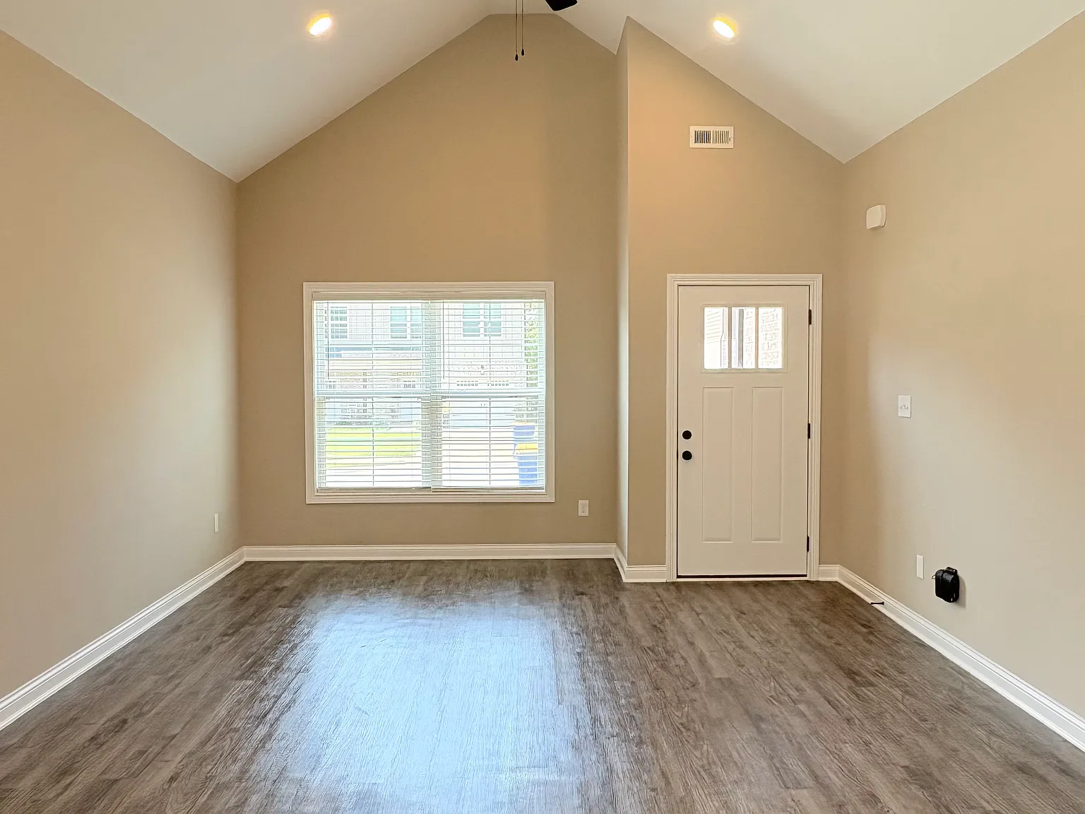 3 bed, 1319 sqft, $1,795 — Photo 2